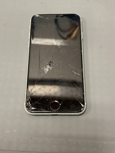 豊川市でiPhone SE（第2世代）の画面交換ならまちスマ豊川店】ひび割れ